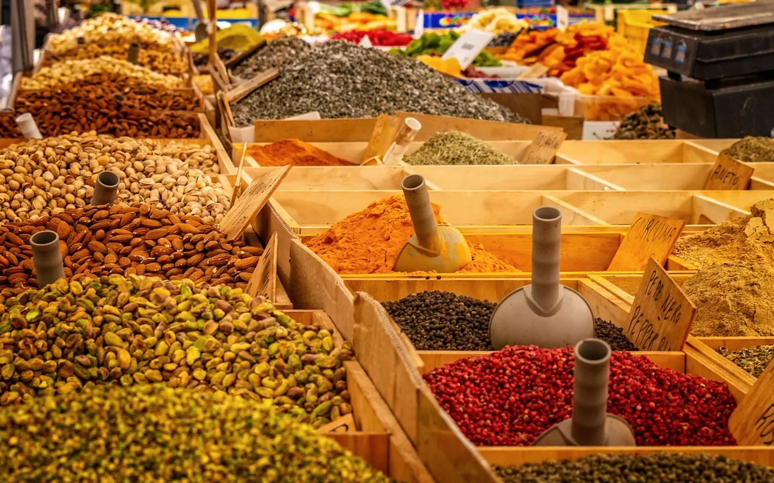 Market, stand and spices